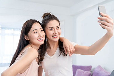 男人插曲女人app：社交新宠引发争议：隐私边界挑战下的“男人插曲女人”应用探秘
