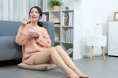 打扑克男女：性别无界，牌桌共享：社交新风尚，心灵零距离-1