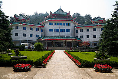 两个人激烈打扑克：扑克智斗，心跳加速，激情对弈，共享欢乐时光-2