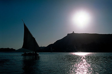 美女被捅机机：虚拟幻境守护之旅，情感与现实交织的冒险旅程-2