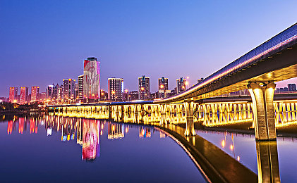 激情 校园 另类 小说 图片：另类青春校园小说《燃烧岁月》走红网络，社会热点共鸣引发热议-2
