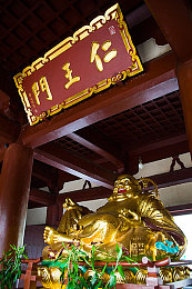 yeezy蜜桃黄和白色区别：色彩碰撞新潮流，Yeezy双色鞋款引领时尚风向标-4