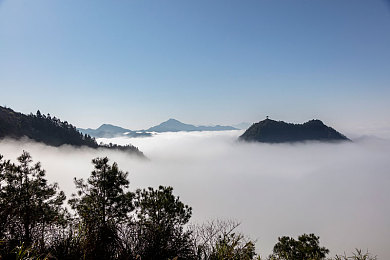 桃色直播：“互联网直播乱象整治升级，监管部门重拳出击净化网络空间，守护青少年身心健康”-1