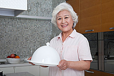 五色婷婷：游戏界璀璨之星：揭秘五色婷婷，技能幻彩变身，竞技赛场惊艳登场-3