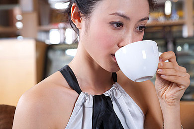 纲手被 脱脱内内打扑克：忍界传奇：纲手与脱脱内内扑克智斗之谜-1