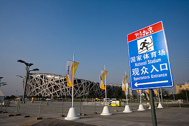 老师黑色双开真丝旗袍的寓意：“墨韵旗袍，智慧与美的交融之旅”-2